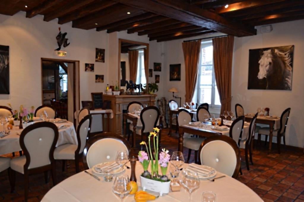 Logis Hotel Auberge Du Cheval Blanc Yvoy-le-Marron Екстериор снимка