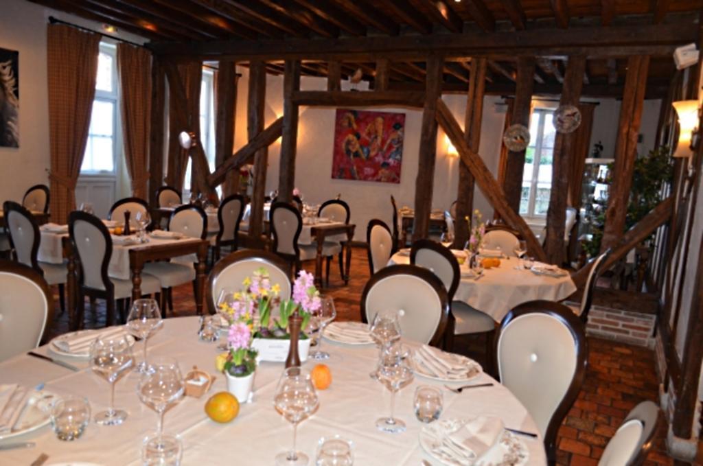 Logis Hotel Auberge Du Cheval Blanc Yvoy-le-Marron Екстериор снимка