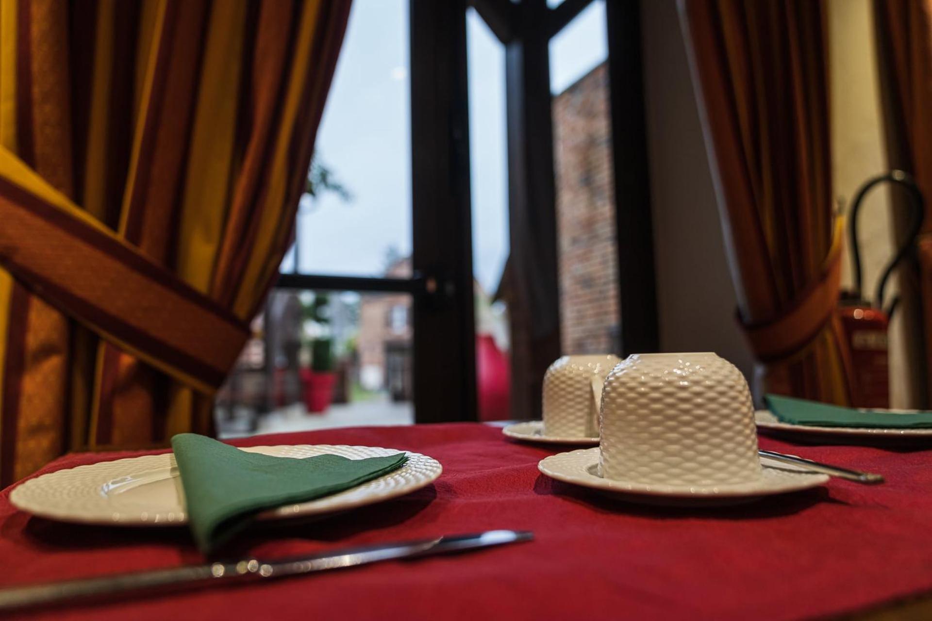 Logis Hotel Auberge Du Cheval Blanc Yvoy-le-Marron Екстериор снимка