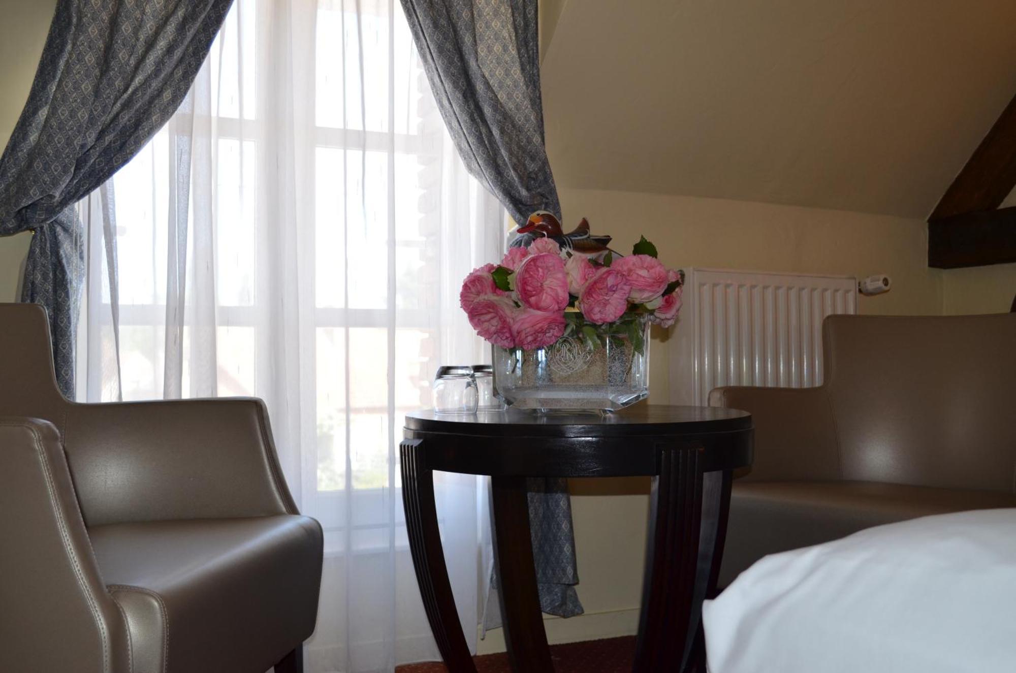 Logis Hotel Auberge Du Cheval Blanc Yvoy-le-Marron Екстериор снимка